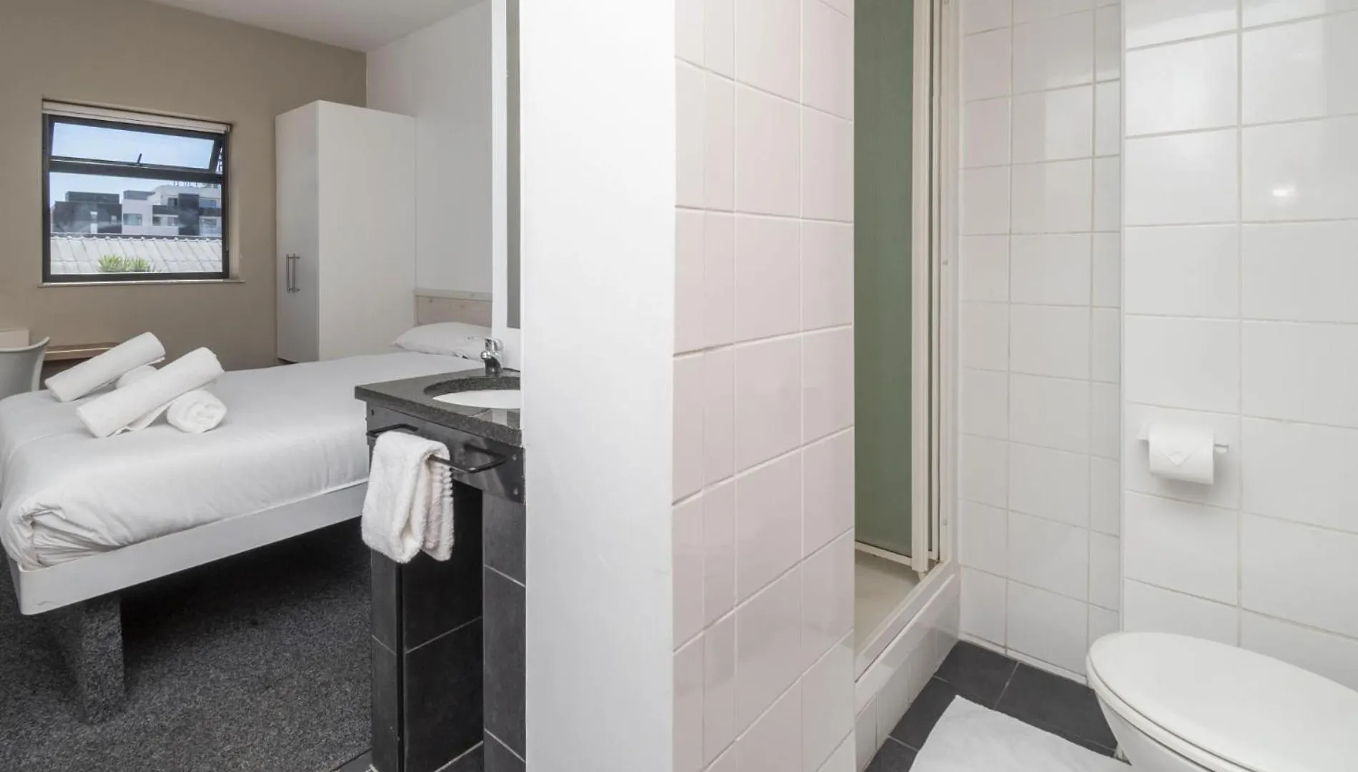 アパート Metropole Private Room With Shared Amenities ケープタウン 南アフリカ
